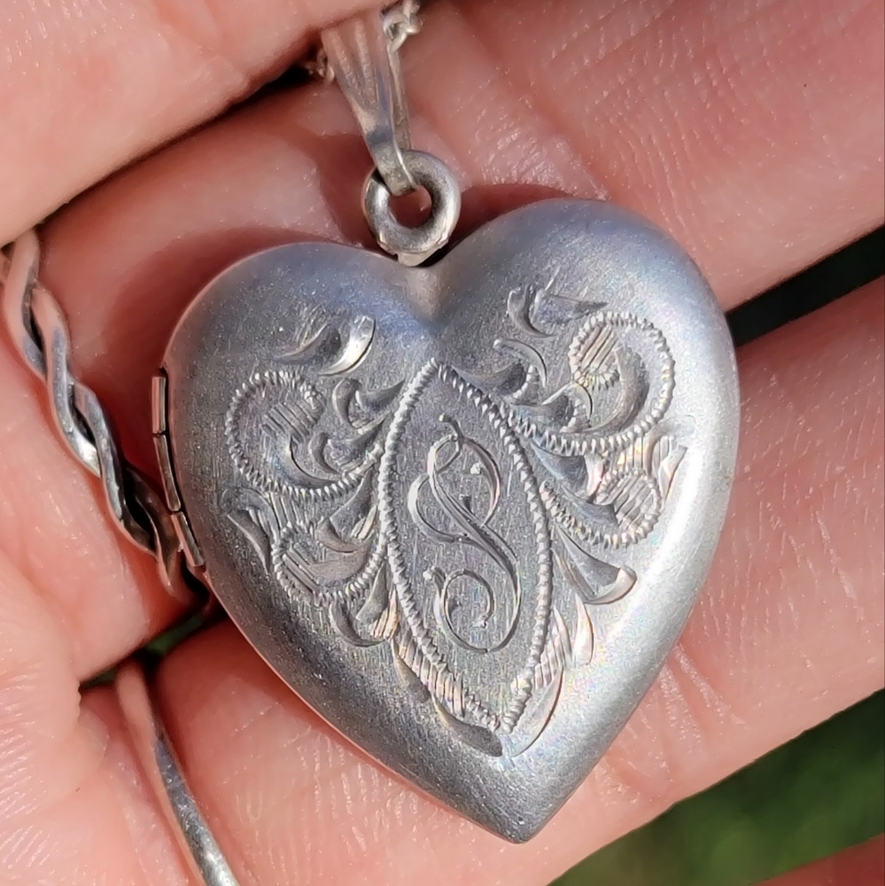 ❤️ Vintage solid 925 sterling silver hand chased intricate designs heart locket